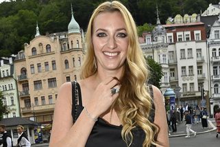 Petra Kvitová se pochlubila rodinkou. V růžových šatech ukázala své těhotenské bříško